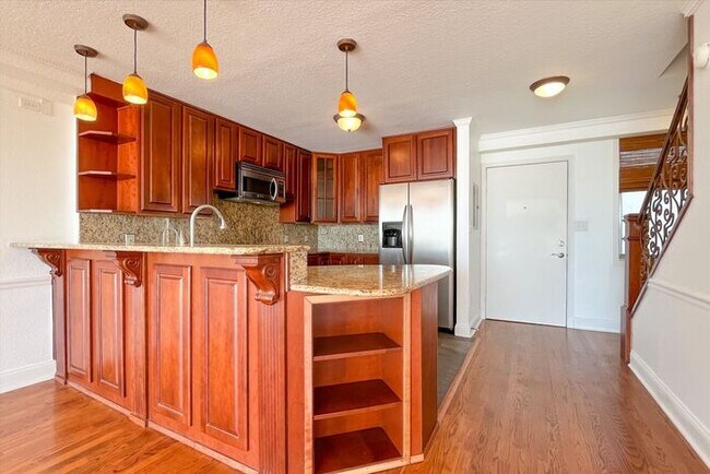Building Photo - Beautiful Waterfront 3/2.5 Lake Virginia C...