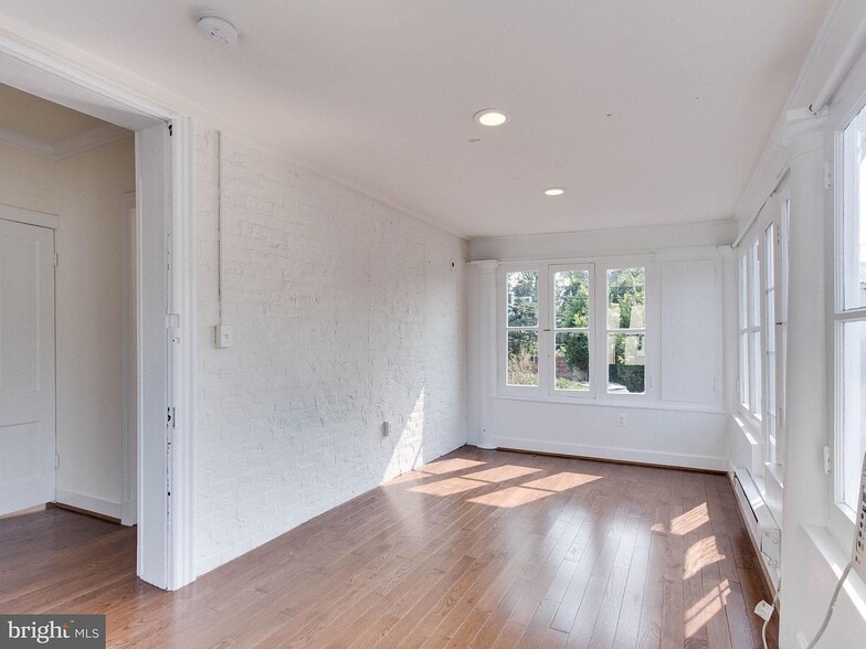 Sun Room / Additional Bedroom - 322 S Washington St