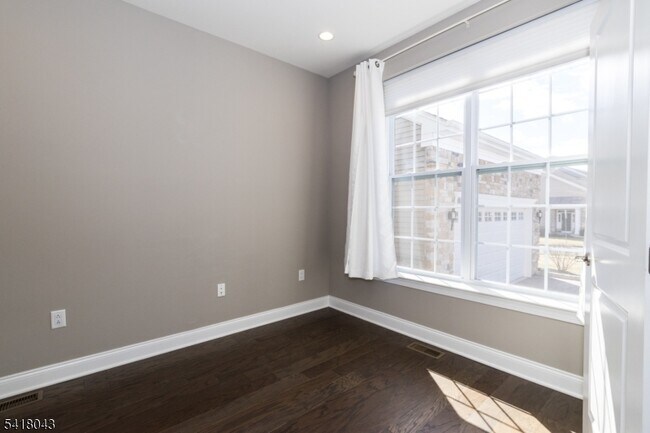 Building Photo - 76 Van Cleef Dr