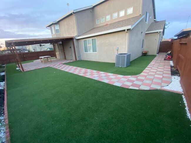 Building Photo - Elegant 5-Bedroom, 3.5-Bathroom Home