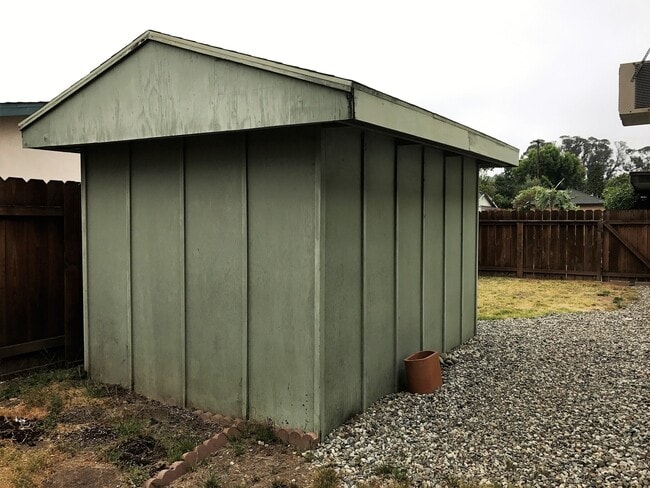 Building Photo - Three Bedroom Turnpike Home/Foothill Schoo...