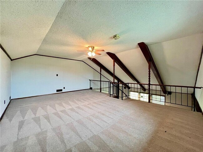 Building Photo - 3 bedroom 2 bath home for lease