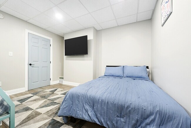 Building Photo - 444 Oneida St