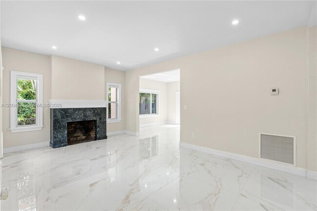 Building Photo - 2413 N Greenway Dr