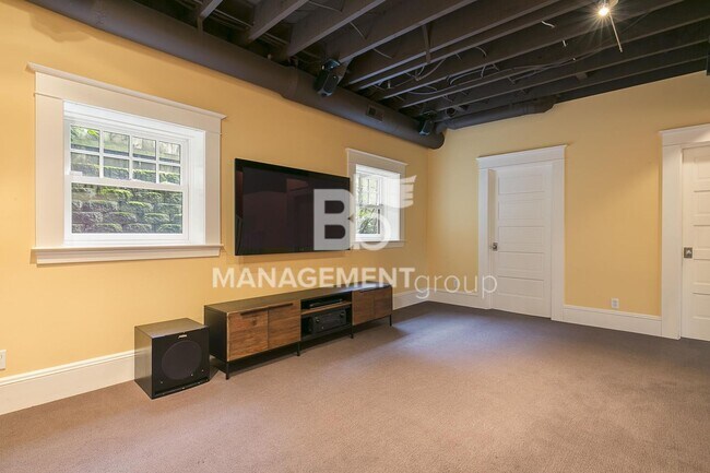 Building Photo - Stunning Historic Bungalow Just Minutes From City Center!