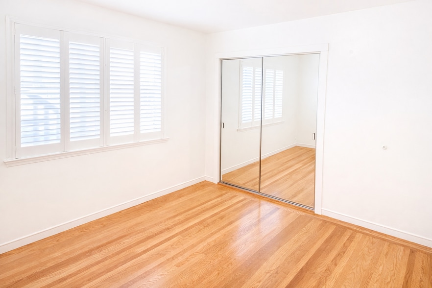 Bedroom closet - 216 Paramount Dr