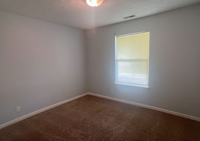 Building Photo - 3B2B Ranch Fenced yard+screen room
