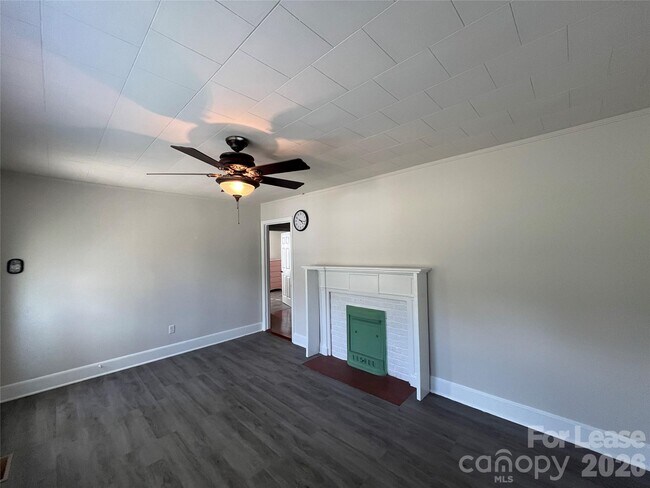 Building Photo - 1120 Hensley Rd