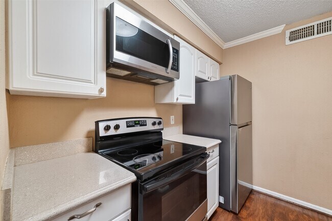 Building Photo - 10615 Briar Forest Dr