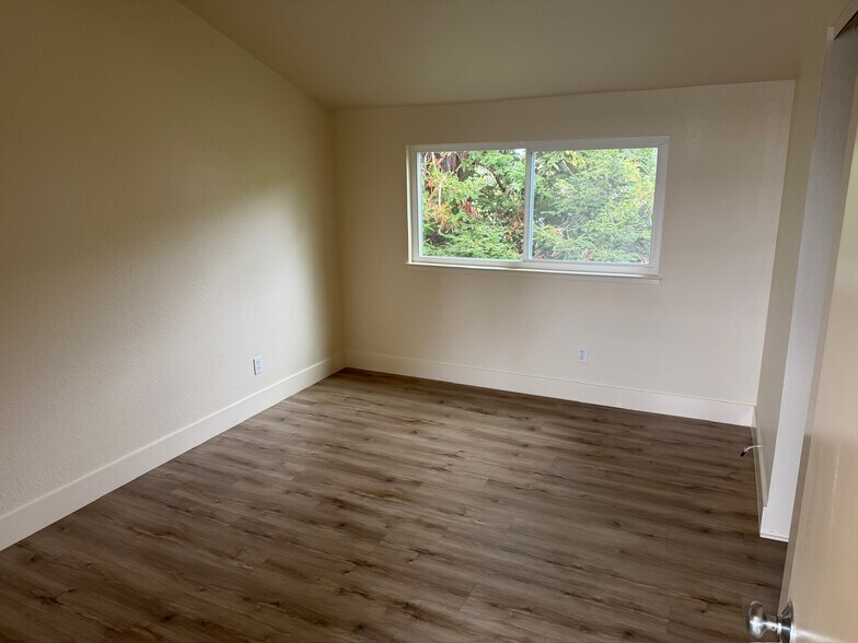 Building Photo - 2069 Dolphin Dr