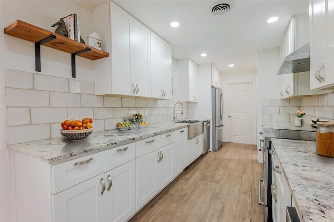 Building Photo - 11839 High Meadow Dr