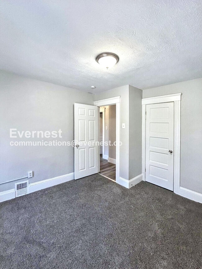 Building Photo - 8002 Bellevue Ave