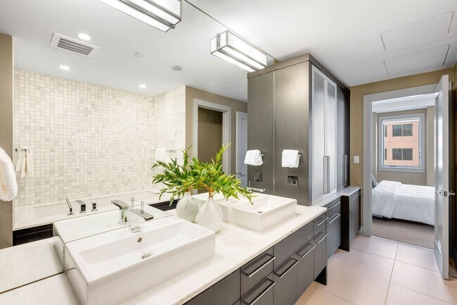 Building Photo - LUX 2BD, 2.5BA Brownstone in Cherry Creek ...