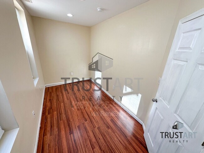 Building Photo - 3042 N 15th St