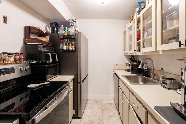 Building Photo - 9490 SW 77th Ave