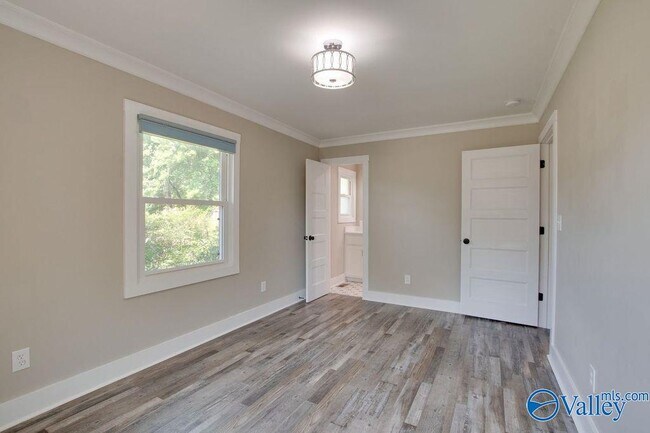 Building Photo - 213 Drake Ave SW