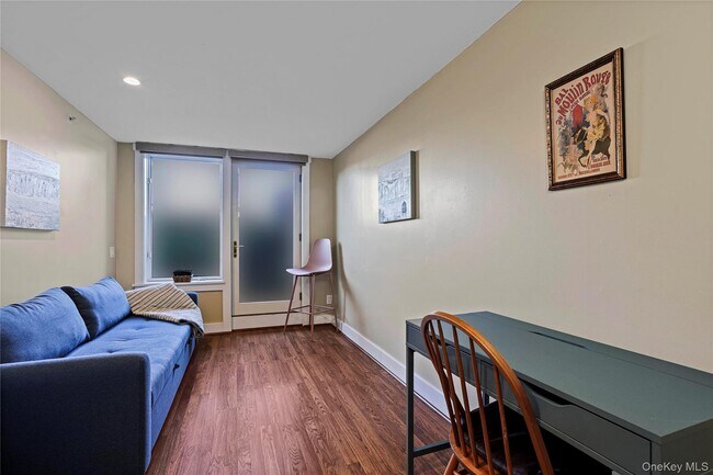 Building Photo - 493 Warburton Ave