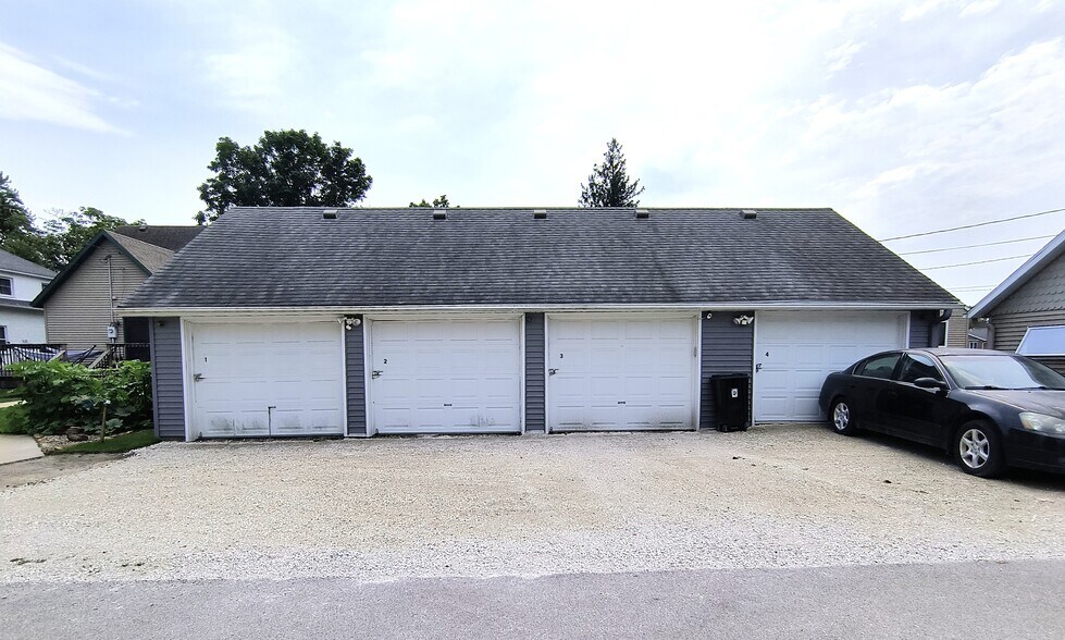 Building Photo - 504 Decorah Ave