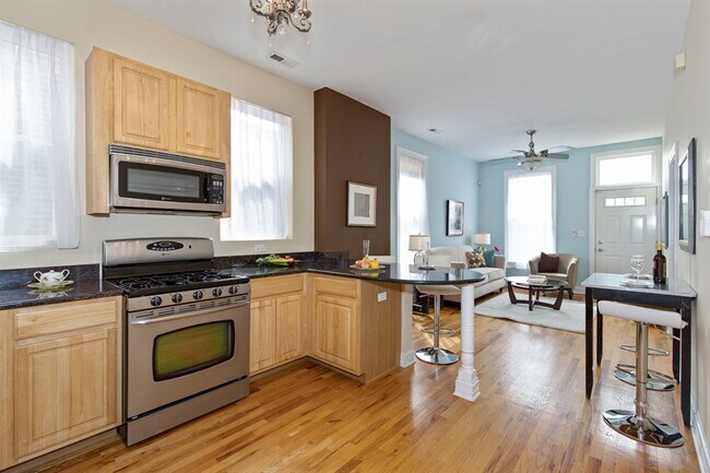 Building Photo - 2717 W Evergreen Ave