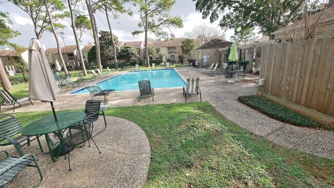 Building Photo - 800 Country Pl Dr