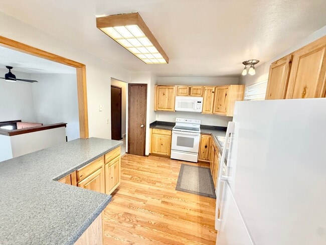 Building Photo - Move in ready home on Flintridge!