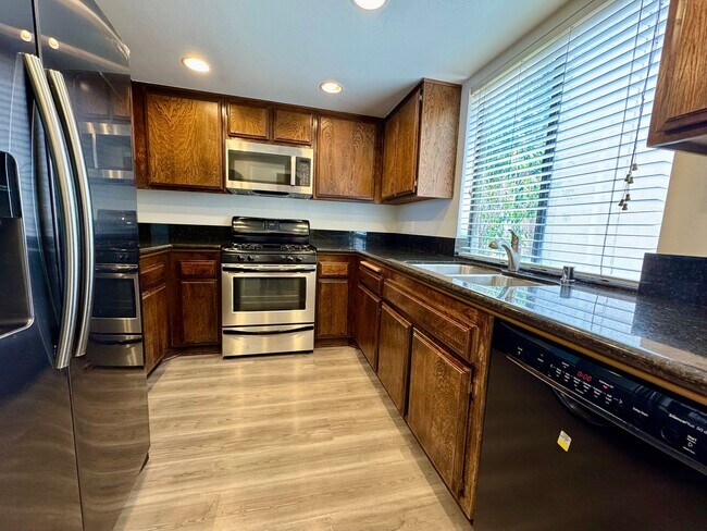 Building Photo - Light and Bright Townhouse-style condo in ...