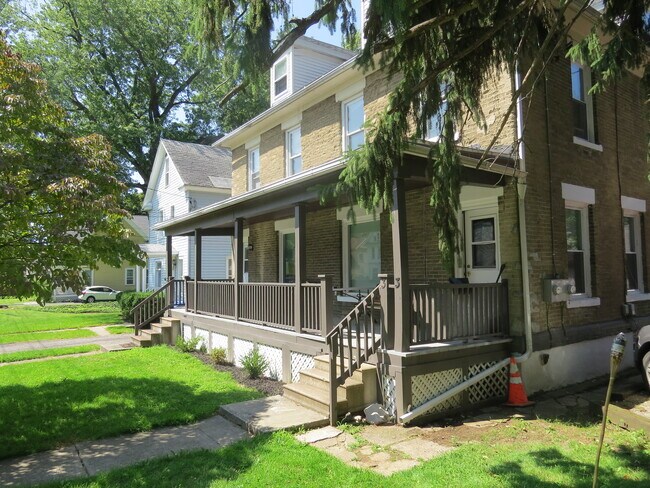 Building Photo - 33 Maple Ave