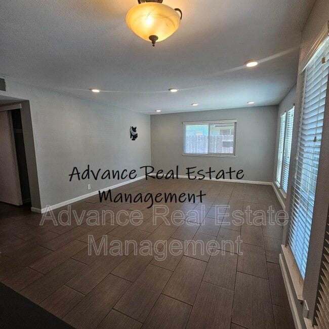Building Photo - 1017 Bienville St