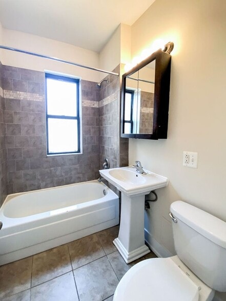 Building Photo - 613 W Melrose St