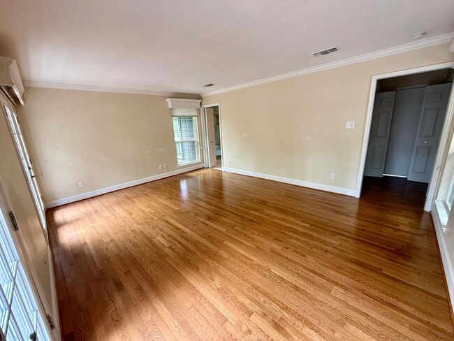 Building Photo - 201 Vanderpool Ln