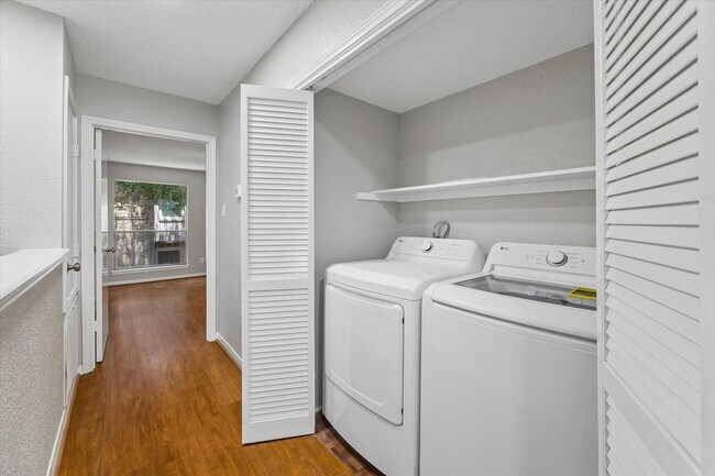 Building Photo - 995 Memorial Village Dr