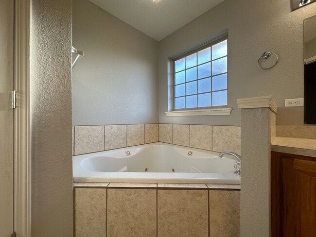 Building Photo - Beautiful 3 Bed 2 Bath Home w/ 2-Car Garage