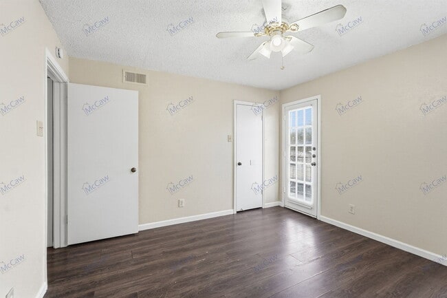 Building Photo - 9520 Royal Ln