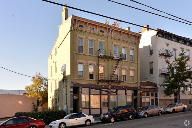 Primary Photo - 9 E University Ave