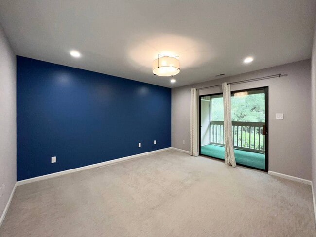 Building Photo - 221 New Kent Pl