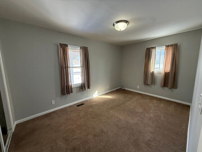 Building Photo - 719 Surrey Dr