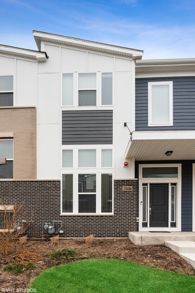 Building Photo - 3s623 Everton Dr