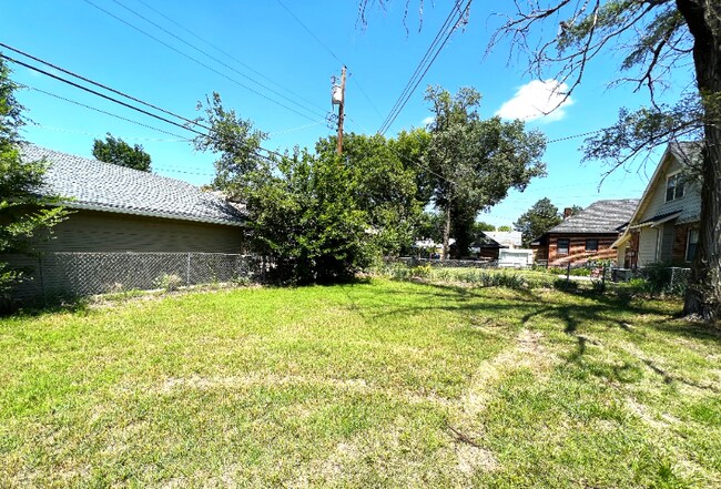 Building Photo - 1734 W 13th St N
