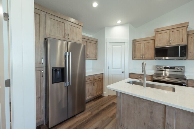 Building Photo - 5 BED 3 BATH HOME IN IDAHO FALLS WITH 2 STALL GARAGE, AC, FENCED YARD