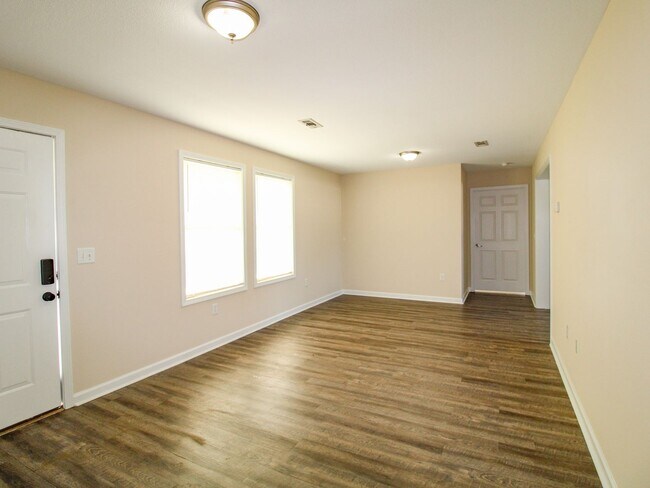 Building Photo - Great Location! 4 Bedroom Home Close to Downtown Pulaski