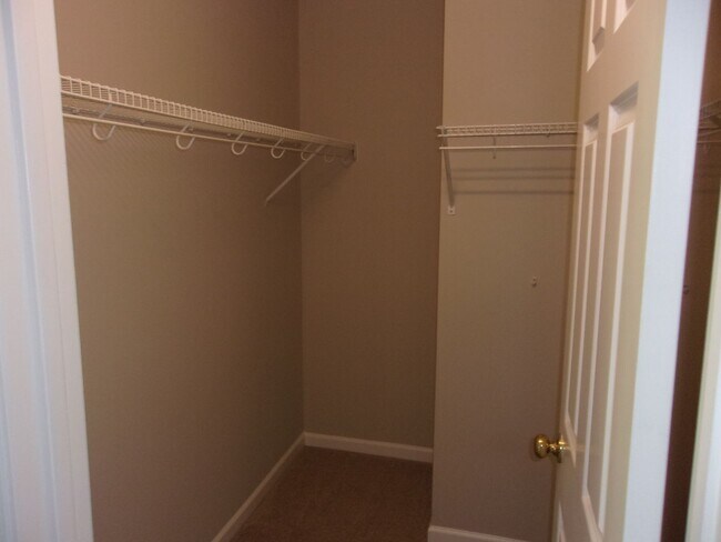Building Photo - 3 Bedroom / 2.5 Bathroom with 2 car garage...