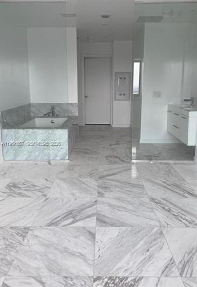 Building Photo - 480 NE 31st St