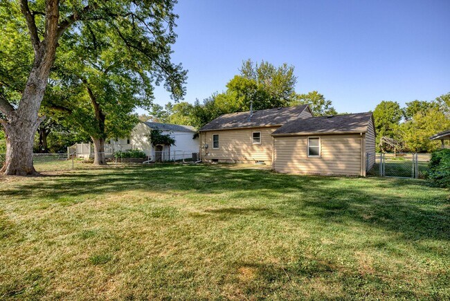 Building Photo - 2 Bedroom With Oversized Garage & Prime Location Near 90th & Blondo!!