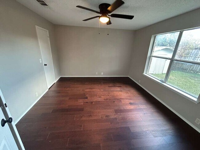 Building Photo - 307 Oakhurst Dr