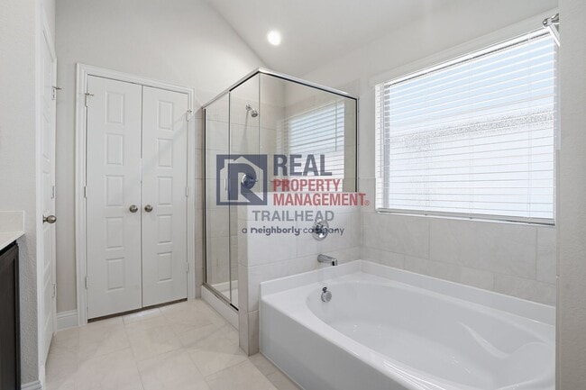 Building Photo - Thoughtfully Designed 4 Bed Home with Elevated Interiors and Lake Views