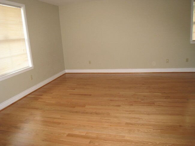 Building Photo - Townhome in Lake View