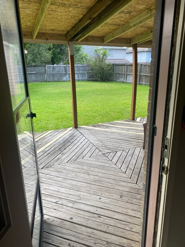 Building Photo - 8915 Weyburn Grove Dr