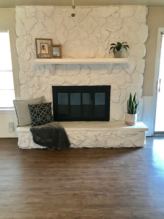 Building Photo - Beautifully Updated Vintage Home!