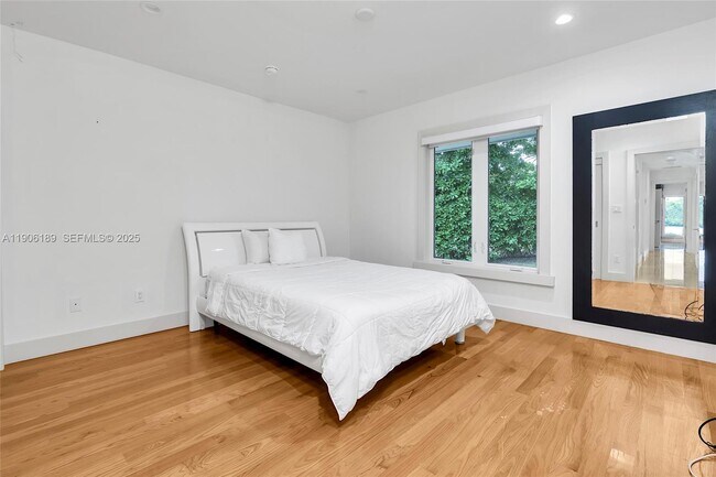 Building Photo - 415 Rovino Ave