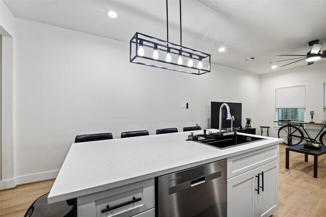 Building Photo - 712 Delano St